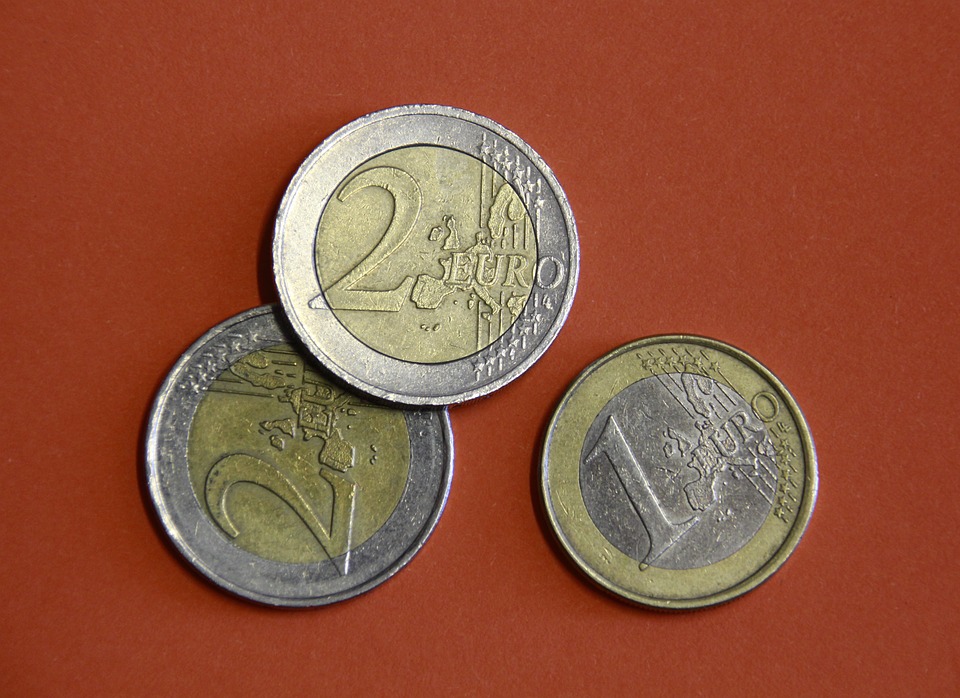 tři euromince