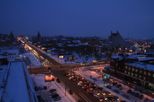 večerní provoz ve městě Omsk